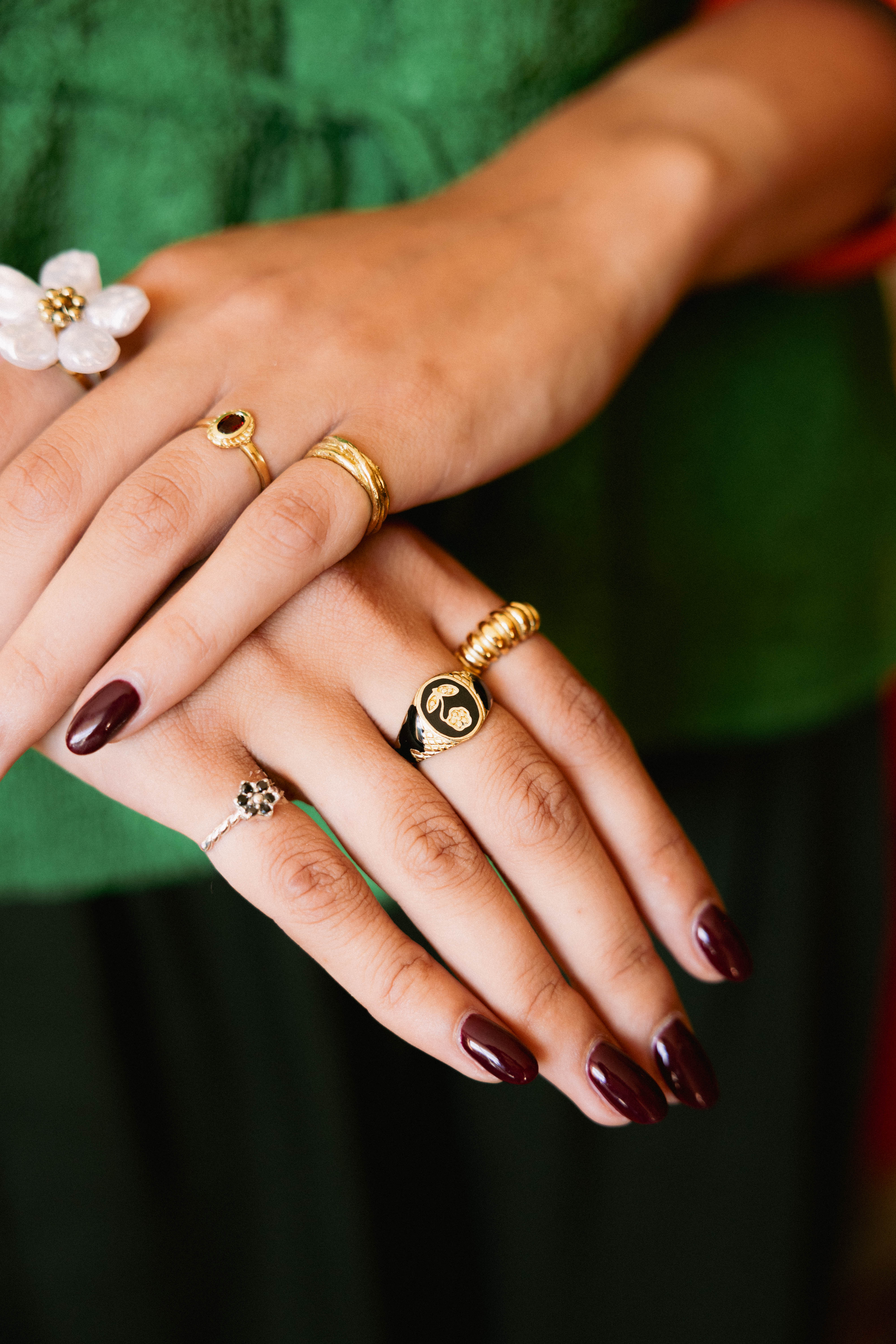 Ring Vintage Black Resin Flower Gold
