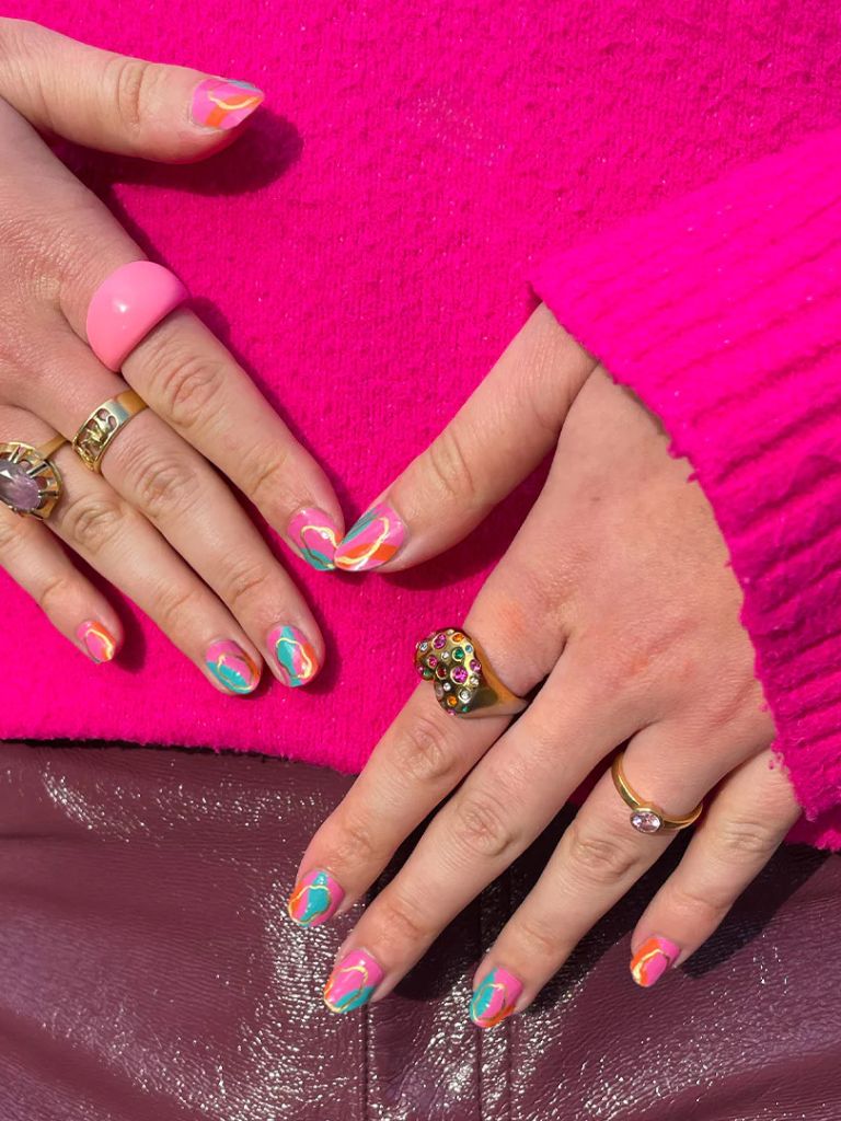 Nail Design Golden Loop