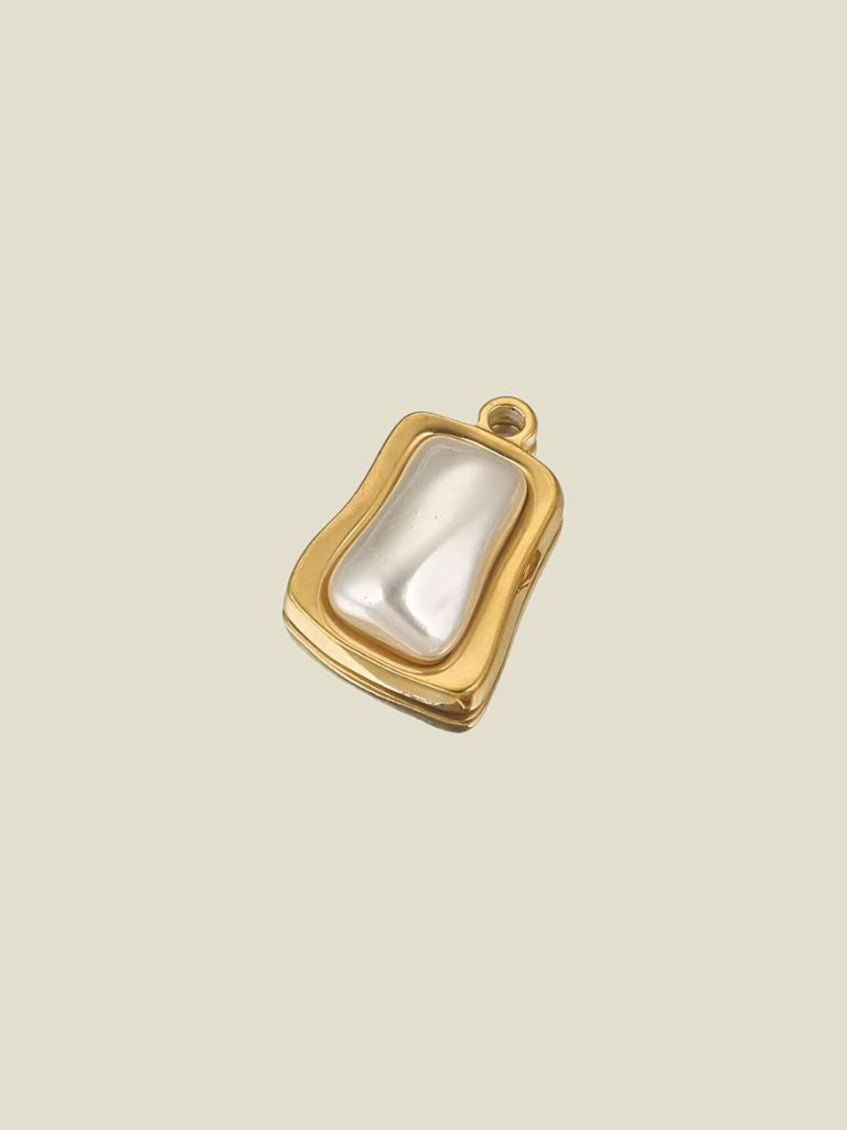 Pendant Pearl Medallion Gold