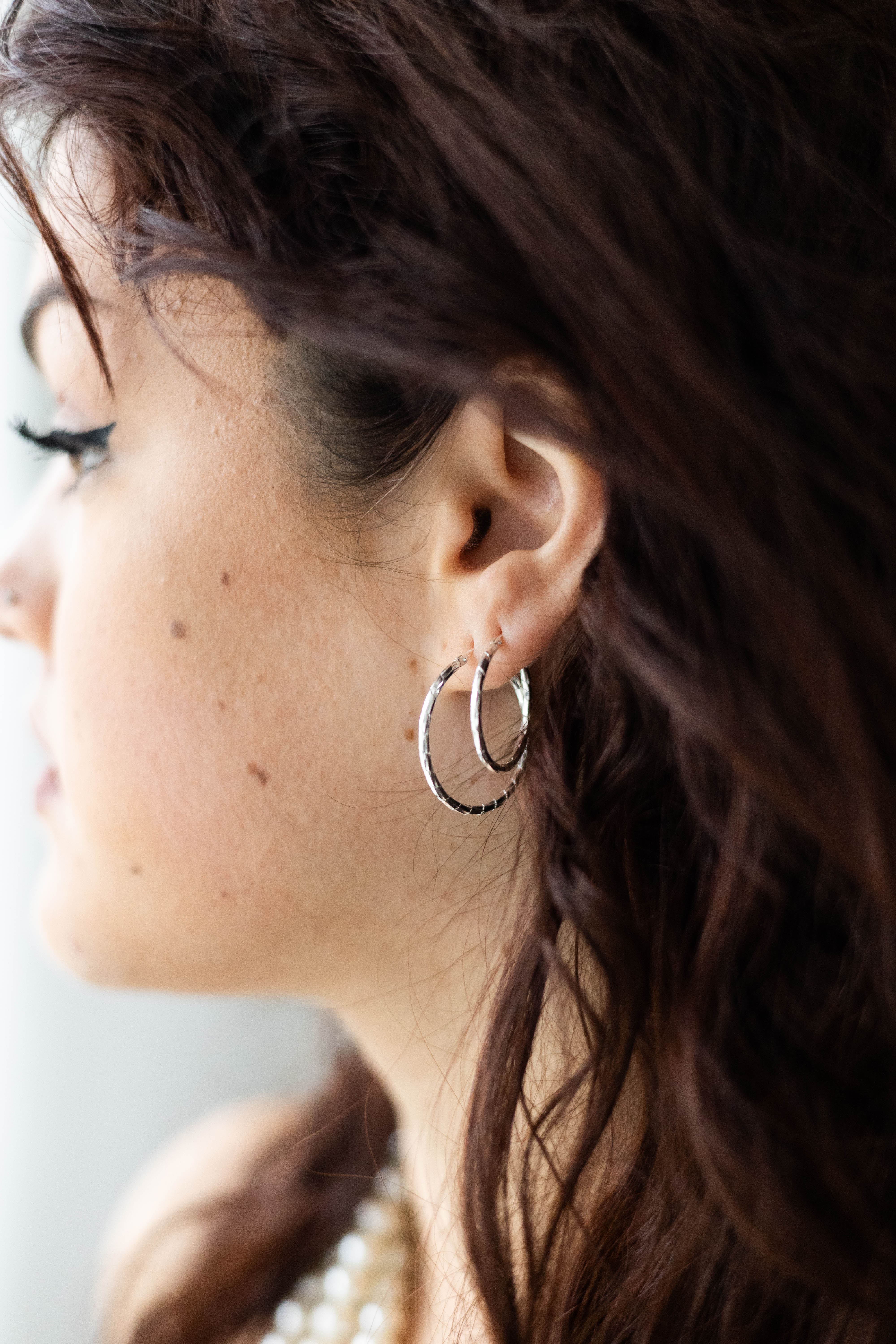 Earring Shimmering Hoop Medium Silver