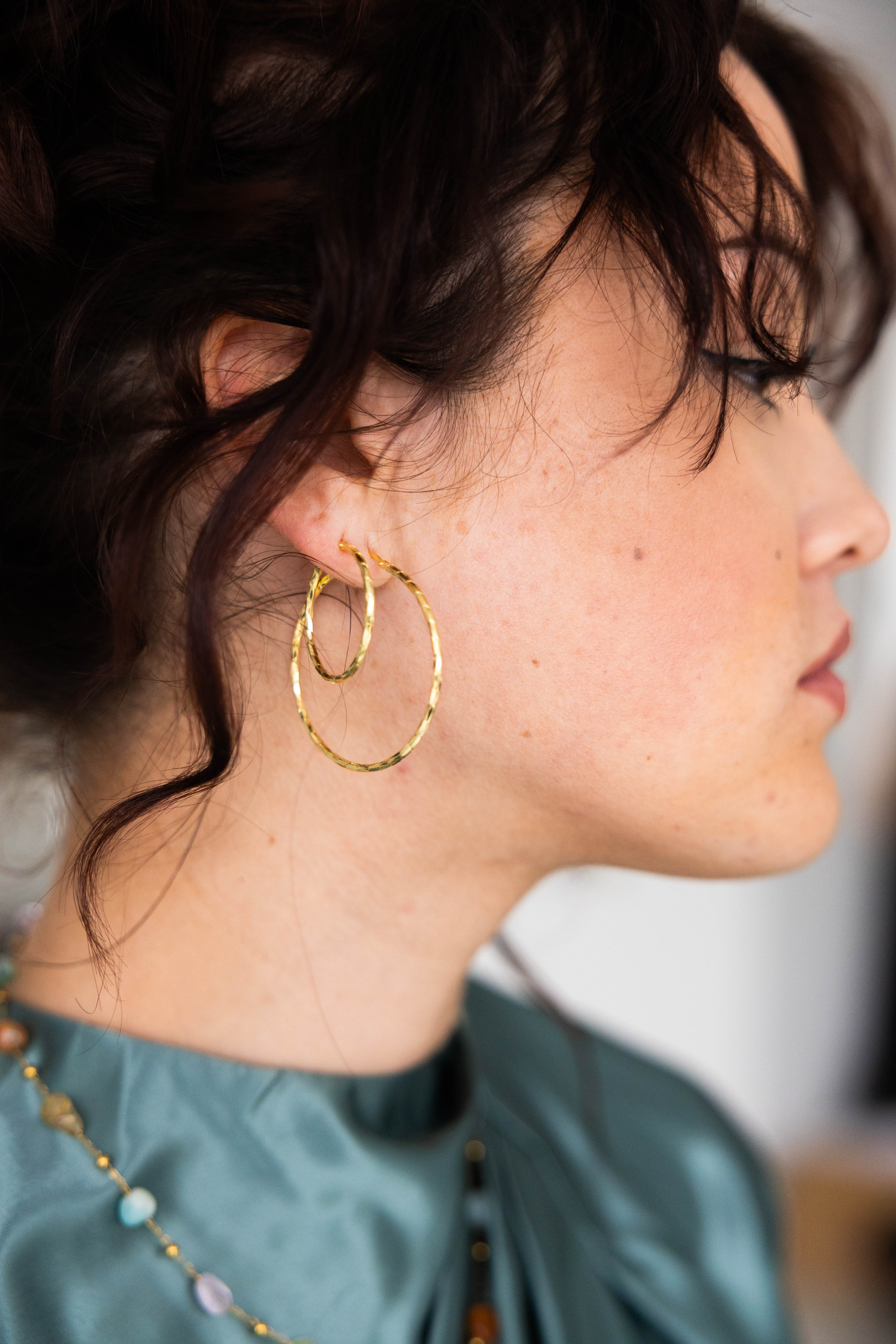 Earring Shimmering Hoop Medium Gold